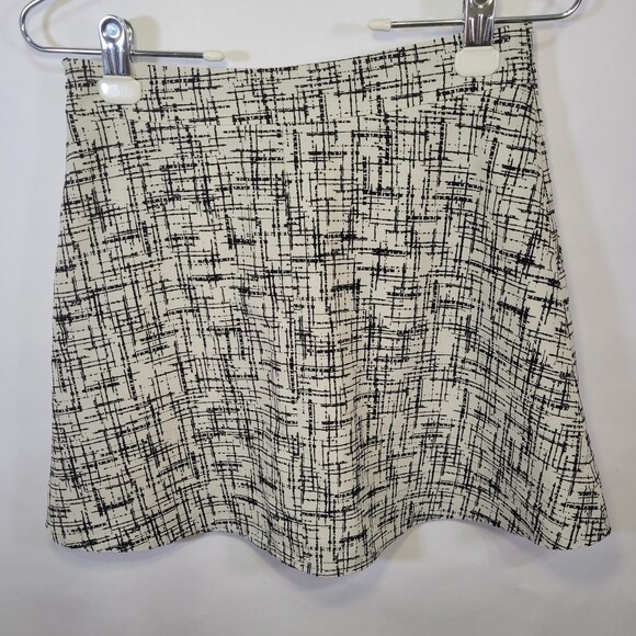 A|X Armani Exchange cream black abstract lined flared skirt size 2 NWOT - Picture 3 of 12